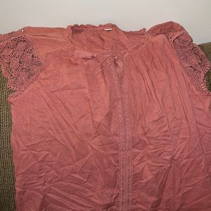 Never worn, super cute blouse